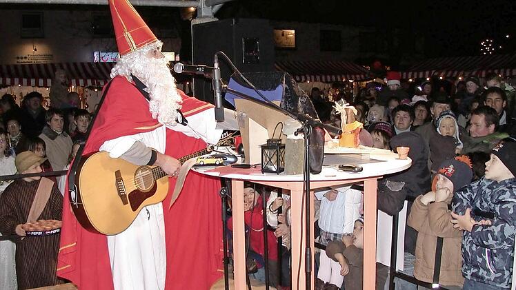Großer Andrang herrscht immer beim Küpser Weihnachtsmarkt, dem auch der Nikolaus einen Besuch abstattet. Wenn es jedoch keine Päckchen für die Kinder gibt, kommt auch der Nikolaus nicht. Foto: Archiv