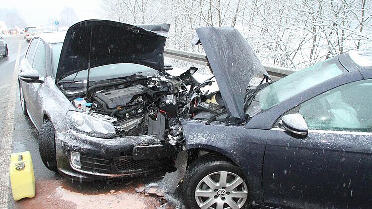 Ein 26-Jähriger aus dem östlichen Landkreis war in Richtung Kulmbach unterwegs und erkannte zu spät, dass sich wegen des Unfalls ein Stau gebildet hatte. Er zog mit seinem Golf nach links, um nicht auf den Wagen des Vordermanns aufzufahren. Dabei stieß er mit einem entgegenkommenden VW Eos zusammen, den ein 50 Jahre alter Mann lenkte. Foto: Jürgen Gärtner