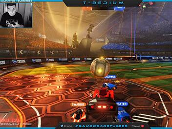 Tibor Bársony spielt live vor seinen Zuschauern das Spiel "Rocket League" und wirbt dabei für #gamers4refugees. (Foto: Tibor Bársony)
