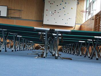 60 Feldbetten in der Turnhalle West im Dürerweg in Haßfurt, die Flüchtlingen im Rahmen des Notfallplans als Schlafplatz dienen. Foto: Andreas Lösch