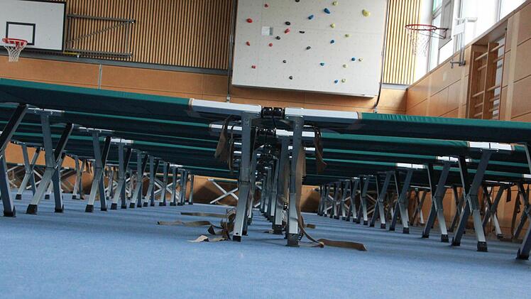 60 Feldbetten in der Turnhalle West im Dürerweg in Haßfurt, die Flüchtlingen im Rahmen des Notfallplans als Schlafplatz dienen. Foto: Andreas Lösch