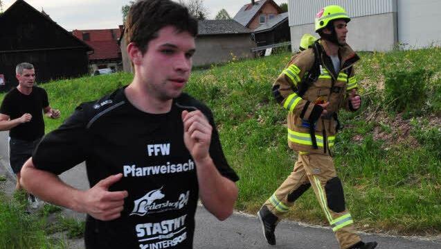 Der Organisator der Deutschlandtour, Hanjo Kaminsik (rechts), lief die letzte Etappe von Maroldsweisach bis Pfarrweisach, begleitet von Läufern der Pfarrweisacher Wehr. Der Feuwerwehrmann trug volle Montur samt 25 Kilo schwerem Atemschutzgerät auf dem Rücken.  Fotos: Simon Albrecht