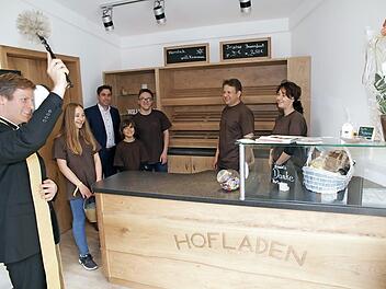 Caro und Manuela Friedel haben in Stiebarlimbach einen Dorfladen eröffnet. Pfarrer Matthias Steffel kam zur Einweihung.  Foto: Mathias Erlwein