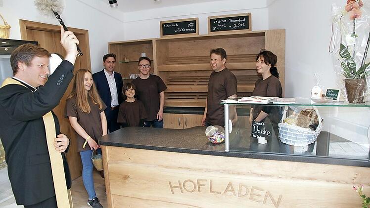 Caro und Manuela Friedel haben in Stiebarlimbach einen Dorfladen eröffnet. Pfarrer Matthias Steffel kam zur Einweihung.  Foto: Mathias Erlwein