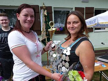 Schützenmeisterin Eva Lauterbach (Mitte) schmückt die neue Schützenkönigin, ihre Schwester Jana Lauterbach, mit der Königskette. Foto: Klaus-Peter Wulf