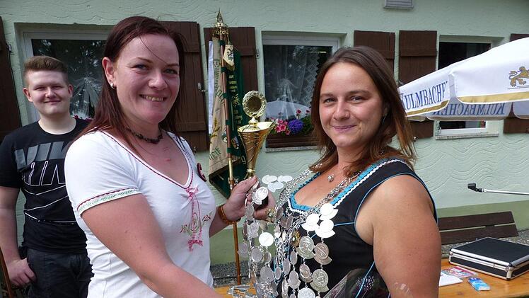Schützenmeisterin Eva Lauterbach (Mitte) schmückt die neue Schützenkönigin, ihre Schwester Jana Lauterbach, mit der Königskette. Foto: Klaus-Peter Wulf