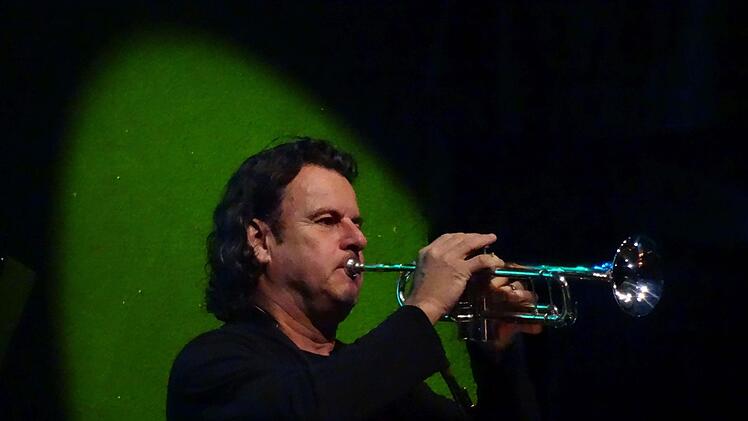 Wie Hans-Jürgen Buchner und seine Band Haindling ihr Konzert beim Tambacher Sommer zum ebenso gelungenen wie nachdenklich stimmenden Abend werden lassen.