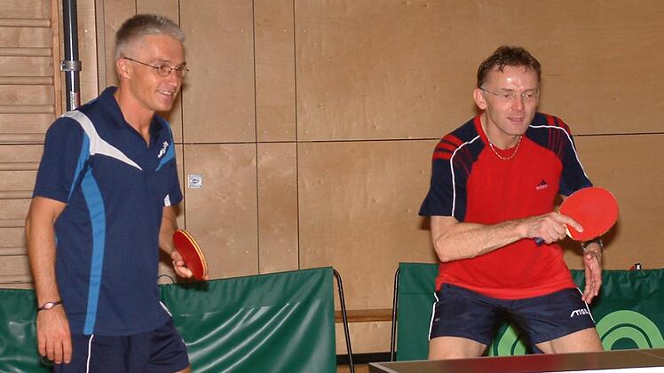 Harald Wich (links) und Werner Buckreus vom TSV Stockheim hatten gut lachen, obwohl sie als Doppel im Pokal gegen den TTC Au verloren. Da beide ihre jeweiligen zwei Einzel gewannen, warfen sie den höherklassigen 2. Bezirksligisten mit 4:2 aus dem Wettbewerb. Foto: Hans Franz
