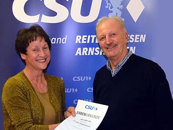 Die CSU-Ortsverbands-Vorsitzende Gudrun Heil-Franke, die selbst für zehn-jährige Mitgliedschaft geehrt wurde, überreichte an Wolfgang Beil eine Urkunde für 20-jährige Parteizugehörigkeit.  Foto: Peter Rauch