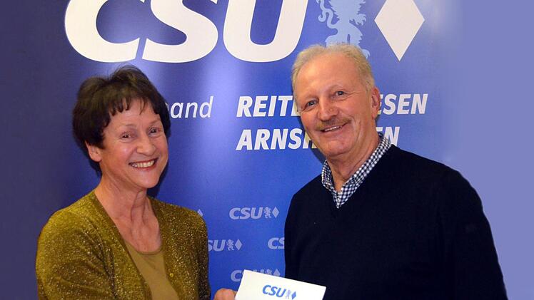 Die CSU-Ortsverbands-Vorsitzende Gudrun Heil-Franke, die selbst für zehn-jährige Mitgliedschaft geehrt wurde, überreichte an Wolfgang Beil eine Urkunde für 20-jährige Parteizugehörigkeit.  Foto: Peter Rauch