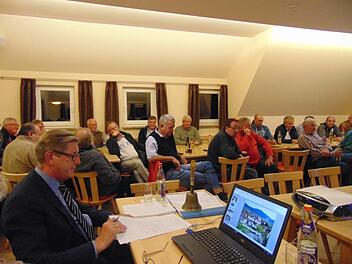 Bürgermeister Heinz Richter (l.) hörte sich die Sorgen der Großenbuchener an. Foto: Petra Malbrich