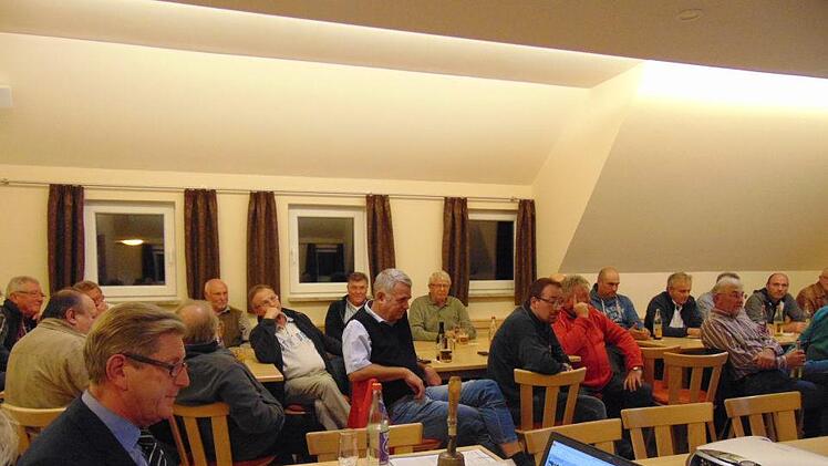 Bürgermeister Heinz Richter (l.) hörte sich die Sorgen der Großenbuchener an. Foto: Petra Malbrich