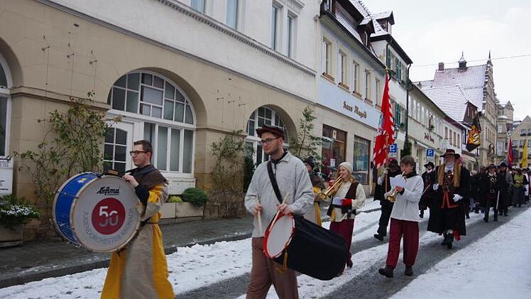Die historischen Gruppen zogen zur Stadtpfarrkirche.