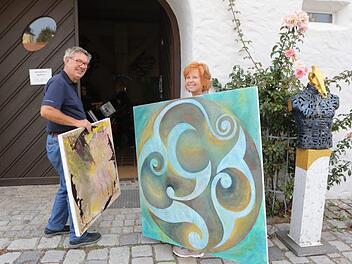 Diese Werke sollen im Trunstadter Schloss  möglichst optimal zur Geltung kommen -  bei der Premierenausstellung "Take Five" Foto: B. Herbst