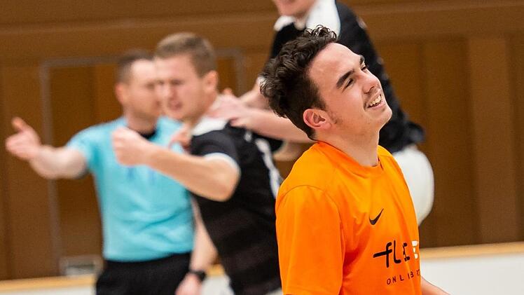 Torschützenkönig Nnico do Adro kann es nicht fassen. Seine zwei Tore reichten dem ATS im Finale gegen Katschenreuth nicht zum Sieg. Denn Lukas Beszczynski (hinten, Mitte) traf einmal öfters.