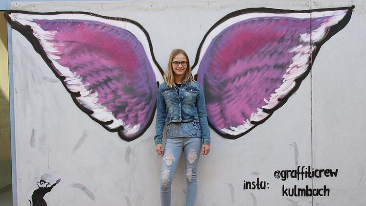 Alina posiert als Engel - vor einem ganz legal produzierten Graffito.Foto: Katrin Geyer