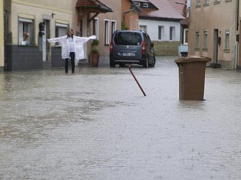 Im mittelfränkischen Scheinfeld stand am Montagabend das Zentrum für kurze Zeit unter Wasser. Foto: NEWS5 /Herse