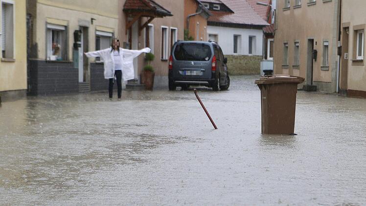 Im mittelfränkischen Scheinfeld stand am Montagabend das Zentrum für kurze Zeit unter Wasser. Foto: NEWS5 /Herse