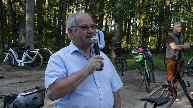 Otto Siebenhaar spricht bei der offiziellen Eröffnung des Radwegs zwischen Bammersdorf und Eggolsheim Foto: Sylvia Hubele