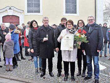 Irene Beck (mit Ehrenurkunde) wurde im Rahmen des Neujahrsempfangs ausgezeichnet. Im Bild von links: Verwaltungsangestellte Sonja Günl, Bürgermeister und Ehemann Hans Beck, Dritter Bürgermeister Edgar Frischmann, Verwaltungsangestellte Daniela Zeiler und Zweiter Bürgermeister Helmut Schleicher.  Foto: Evi Seeger