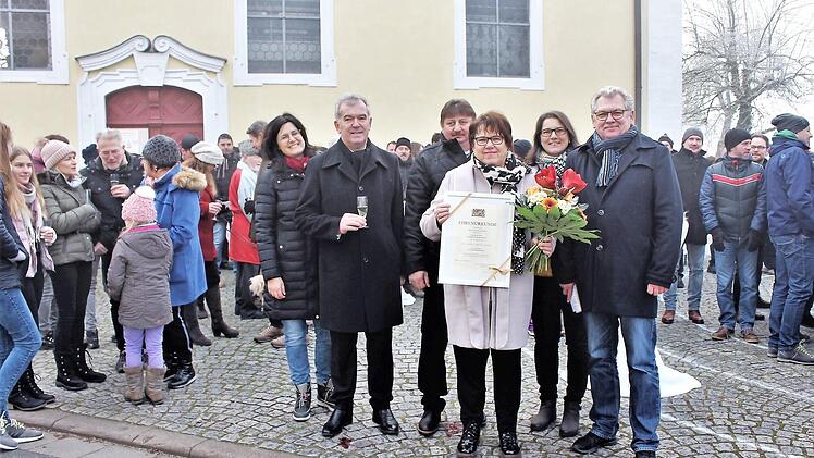 Irene Beck (mit Ehrenurkunde) wurde im Rahmen des Neujahrsempfangs ausgezeichnet. Im Bild von links: Verwaltungsangestellte Sonja Günl, Bürgermeister und Ehemann Hans Beck, Dritter Bürgermeister Edgar Frischmann, Verwaltungsangestellte Daniela Zeiler und Zweiter Bürgermeister Helmut Schleicher.  Foto: Evi Seeger