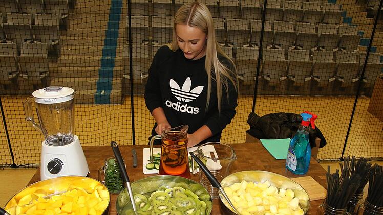 Anna Khudzik bereitet leckere Smoothies zu. Foto: Desombre