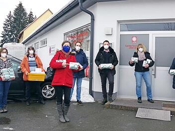 Bei der Masken-Übergabe an den Caritas-Sozialladen "Das Lädla" (von links): Silvia Tübel, Mechtild Straub, Kerstin Sperschneider, Andreas Rubenbauer, Mirco Iuliano, Irene Piontek und Cornelia Thron Foto: Heike Schülein
