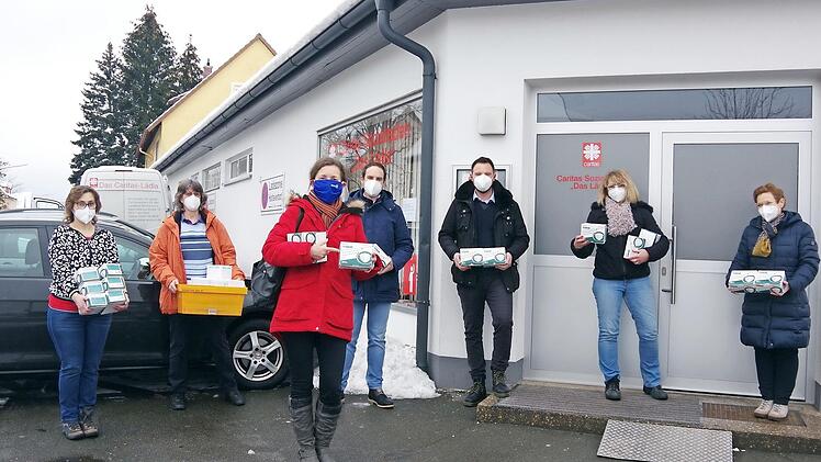 Bei der Masken-Übergabe an den Caritas-Sozialladen "Das Lädla" (von links): Silvia Tübel, Mechtild Straub, Kerstin Sperschneider, Andreas Rubenbauer, Mirco Iuliano, Irene Piontek und Cornelia Thron Foto: Heike Schülein