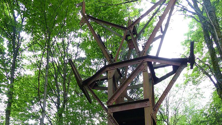 Auch zwei erhaltene Stahlstützen der Seilbahn machen die Geschichte dieser Zeit noch greifbar. Foto: Evelyn Schneider