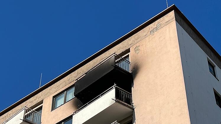 Feuer auf Balkon von Hochhaus ausgebrochen