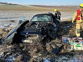 Schwerer Unfall mit Sportwagen bei Erlangen - Fahrer eingeklemmt und schwerverletzt