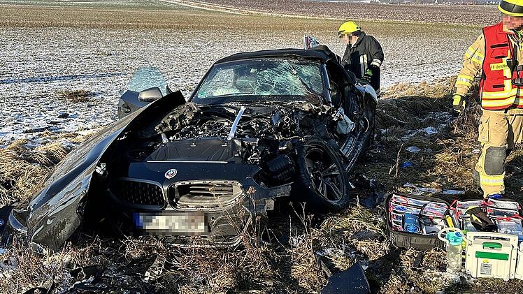 Schwerer Unfall mit Sportwagen bei Erlangen - Fahrer eingeklemmt und schwerverletzt