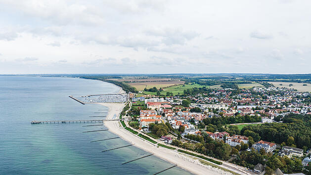 Urlaub in Deutschland - Seebr&uuml;cke, Strand und Hafen von K&uuml;hlungsborn