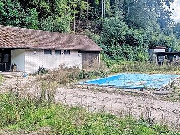 Vor dem Wiederaufbau des Egloffsteiner Freibads steht ein Abriss der alten Becken und Gebäude an, der in diesem Herbst beginnen soll.