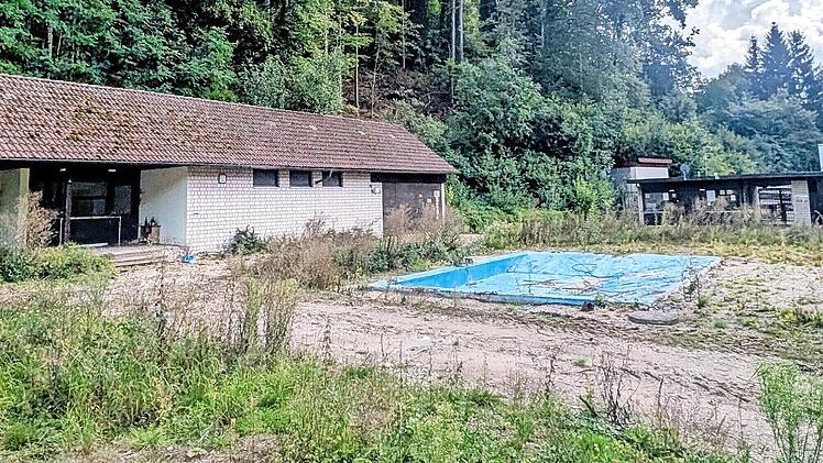 Vor dem Wiederaufbau des Egloffsteiner Freibads steht ein Abriss der alten Becken und Gebäude an, der in diesem Herbst beginnen soll.