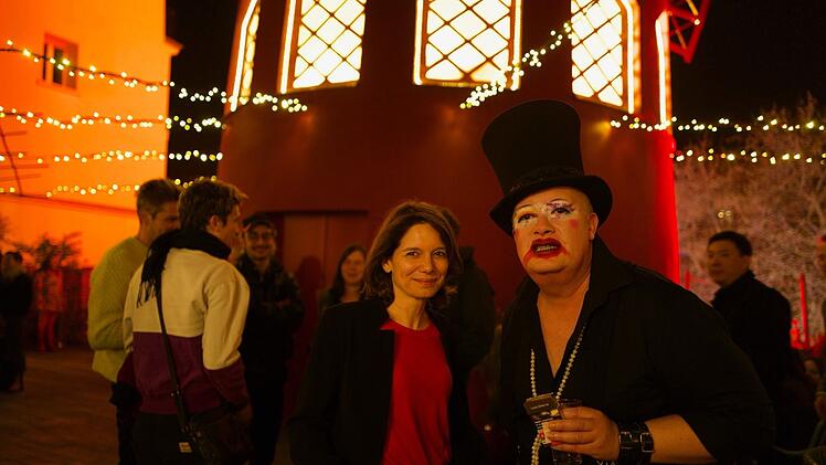 In den Tiefen der Pariser Nacht: ZDF-Korrespondentin Anne Arend mit J&eacute;r&ocirc;me Marin alias Monsieur K nach seinem Auftritt auf dem Dach des Moulin Rouge.