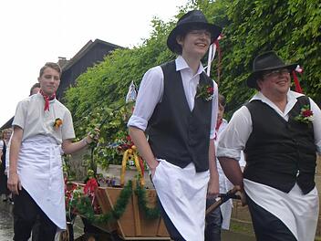 Das schlechte Wetter war kein Spaßverderber: Der Peestener Kerwa-Umzug durch den Ort zur Tanzlinde wurde kurzerhand um eine Stunde verschoben. Foto: Katharina Müller-Sanke
