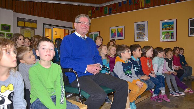 Franz Stadter bei seiner Verabschiedung inmitten der Schüler