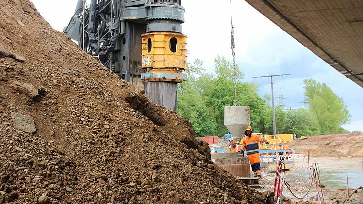 26 Meter hoch, 130 Tonnen schwer: Das Gerät bohrt 14 Meter in die Tiefe, dort wo einst die alten Betonpfähle standen.  Fotos: Sarah Dann