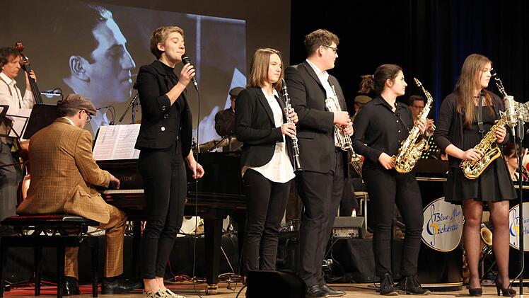 Die jungen Musiker vom Albertinum in Coburg durften zum ersten Mal auf einer großen Bühne vor 400 Zuschauern spielen. Fotos: Mariell Dörrschmidt