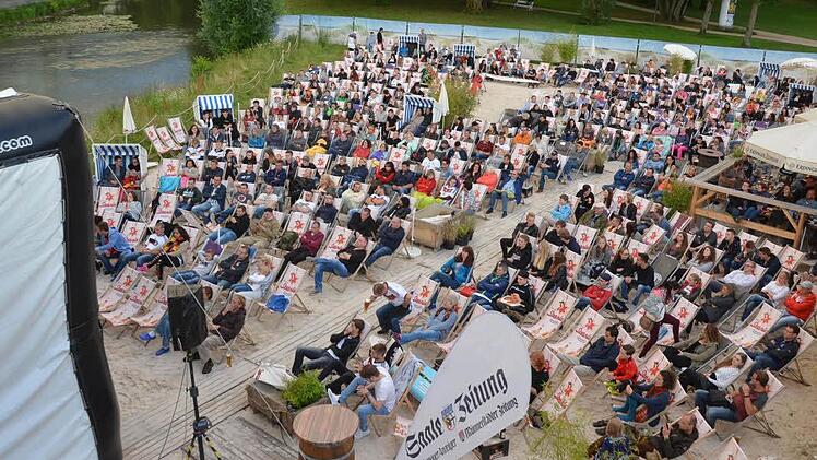 Große Begeisterung stellte sich beim Public Viewing am Stadtstrand beim Spiel Deutschland- Italien nur bei wenigen Besuchern ein.  Foto: Peter Rauch