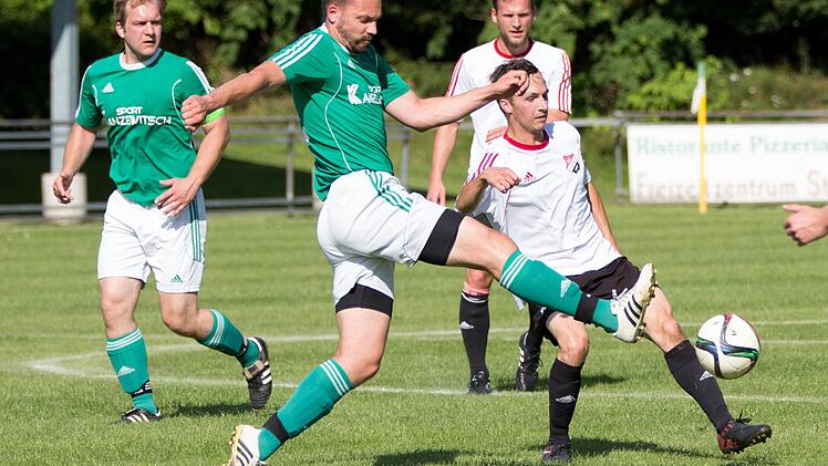 SG Rothenkirchen - FC Schwürbitz: : Im Mittelfeld spielt der Rothenkirchener Nico Günther (grünes Trikot) den Ball nach vorne.  Foto: Heinrich Weiß