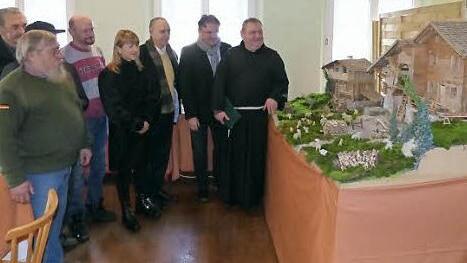 Pfarrer Pater Adrian Manderla, Landrat Klaus Peter Söllner und Bürgermeister Franz Uome (von rechts) mit einigen Ausstellern beim Betrachten der Krippe der Familie Köppel aus Stammbach. Foto: Klaus-Peter Wulf