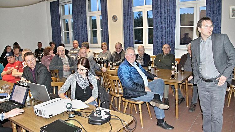 Gut besucht war die Bürgerversammlung in Birkenfeld, worüber sich Bürgermeister Wolfram Thein (rechts) freute. Mit auf dem Foto (vorne von rechts) Verwaltungsangestellte Elisa Zimmermann und Verwaltungsleiter René Schäd, sowie vorne Mitte, Gemeinderat Günter Ernst Freß. Foto: Helmut Will