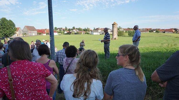 Groß war das Interesse am historischen Dorfspaziergang. Foto: Marion Eckert