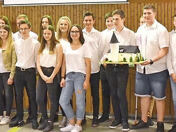 Stolz übergeben die Kerwamala und Kerwabum sowie die Kellner und Helfer die Spende von 2000 Euro zusammen mit dem Nachbau der Kirche an die Kirchenverwaltung; links Pfarrgemeinderatsvorsitzender Michael Angles, rechts Jochen Kotschenreuther und Thomas Reißig Foto: privat