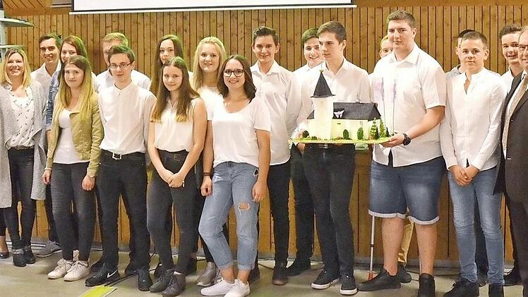 Stolz übergeben die Kerwamala und Kerwabum sowie die Kellner und Helfer die Spende von 2000 Euro zusammen mit dem Nachbau der Kirche an die Kirchenverwaltung; links Pfarrgemeinderatsvorsitzender Michael Angles, rechts Jochen Kotschenreuther und Thomas Reißig Foto: privat