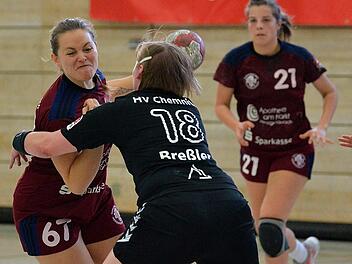 Die TSH-Frauen um Carole Mittelheisser (l.) und Kristin Lang (im Hintergrund) verloren zwar knapp, dürfen sich aber berechtigte Hoffnungen auf ein erfolgreiches Rückspiel machen. Foto: Picturedreams