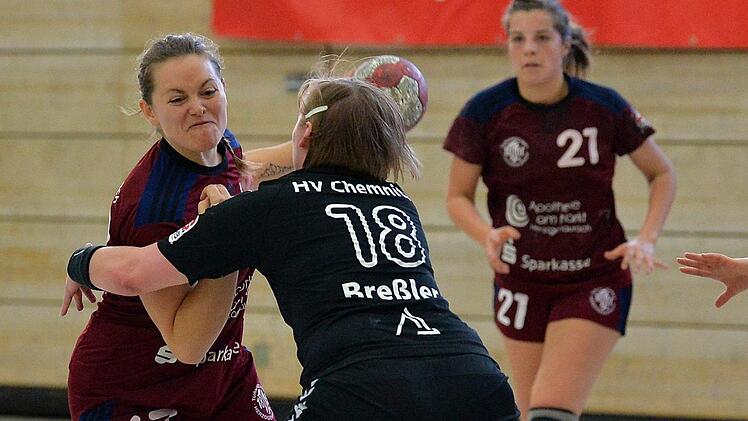 Die TSH-Frauen um Carole Mittelheisser (l.) und Kristin Lang (im Hintergrund) verloren zwar knapp, dürfen sich aber berechtigte Hoffnungen auf ein erfolgreiches Rückspiel machen. Foto: Picturedreams