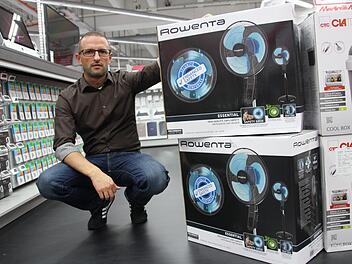 Nur noch vier Standventilatoren hat Media Markt-Geschäftsleiter Matthias Klilian übrig - doch auch die werden bald weg sein. In Forchheim sind wegen des anhaltend heißen Sommers die Regale mit den Klimageräten in den Elektro- und Baumärkten praktisch leer gefegt. Foto: Ronald Heck